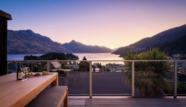 Villa Habeke | Lake Views, Gas Fire, A/C, BBQ in Queenstown