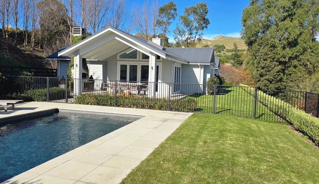 Village Hideaway with stunning views in Havelock North