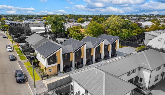 Vintage Style Townhouse with Private Parking in Christchurch