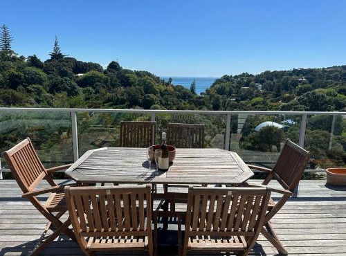 Waiheke Island-Palm Breeze 2 Bedroom Seaview 95m Apartment-Traveller Award Winner 2026 in Waiheke Island