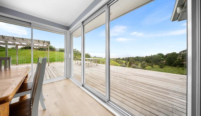 Waipu Hilltop Escape - Waipu Cove Holiday Home in Waipu