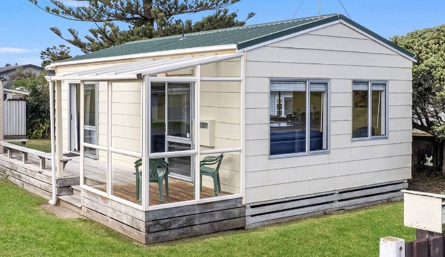 Waitarere Beach Bach. Pet friendly. in Waitārere Beach