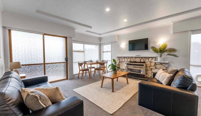 Walk to lake, and Sail Club with dual living in Taupō