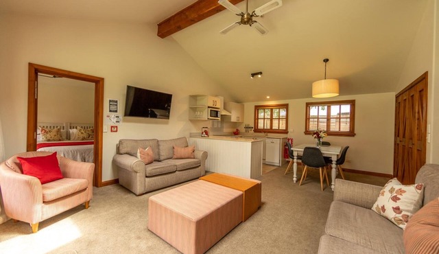 Wanaka Homestead Lodge & Cottages in Wanaka