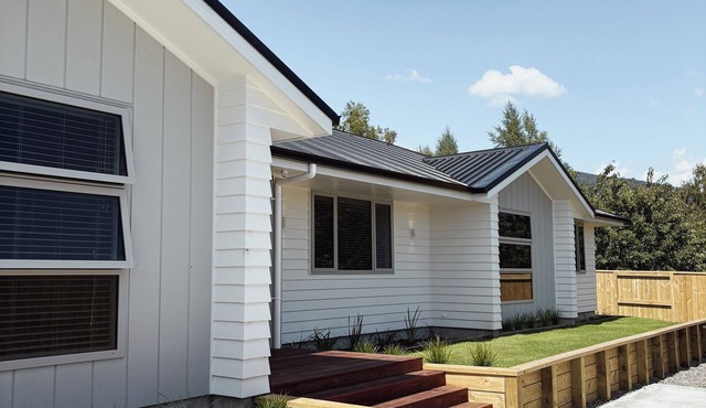 Warm and inviting getaway in Tūrangi with modern comforts, WiFi, and serenity in Turangi