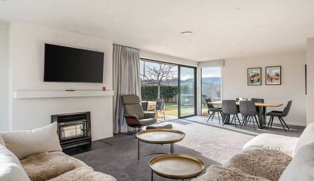 Warm & Cosy | Pool Table | Idyllic Location At Lake Hawea in Lake Hāwea