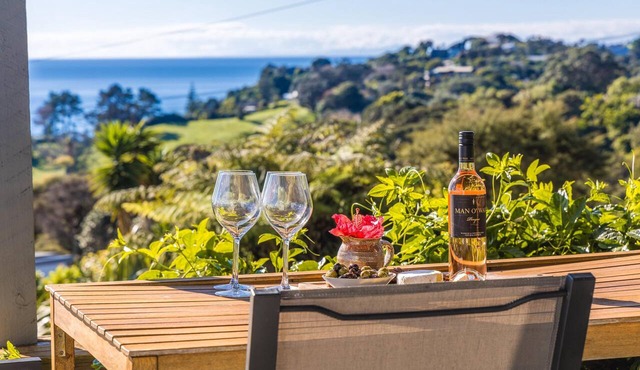 Warm & wecloming three-bedroom, two-bathroom holiday home with sea views.