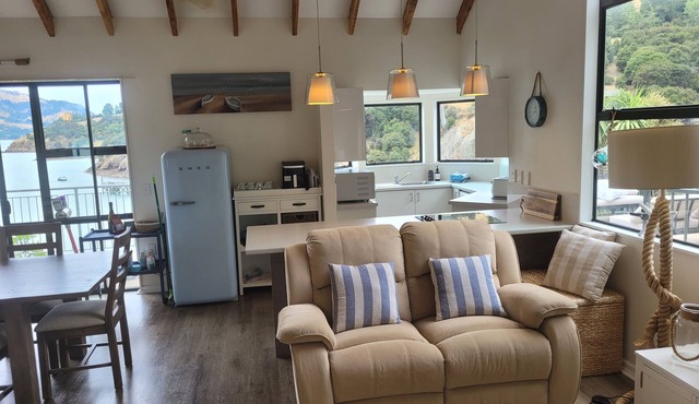 Waterfront 8 bedroom home with hot tub in akaroa
