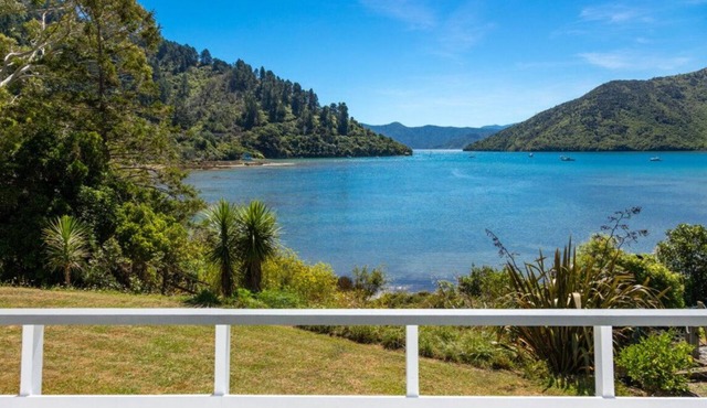 Waterfront Bach | Deck, Kayaks & Pool Table | 15min drive from Picton in Whatamango Bay