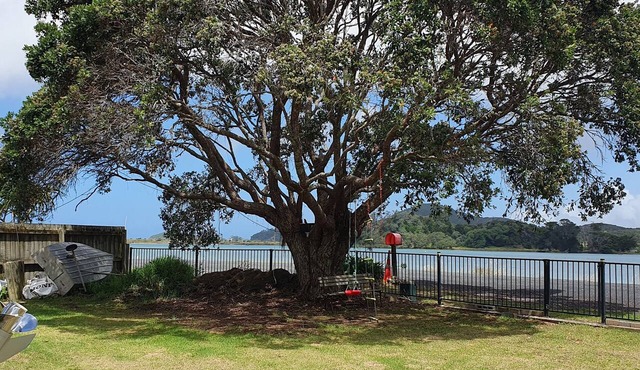 Waterfront Cosy Cottage on the beautiful Tutukaka Coast. Sleeps 4. 1 bthrm.