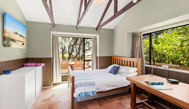 Waterfront Estuary Escape - Raglan Holiday Home in Raglan
