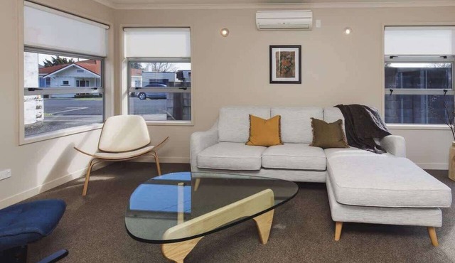 Welcome to a unique townhouse close to city centre and Pukekura Park