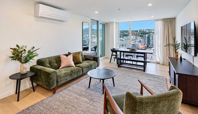 Wellington CBD 3BR with Pool, Gym & Views in Wellington