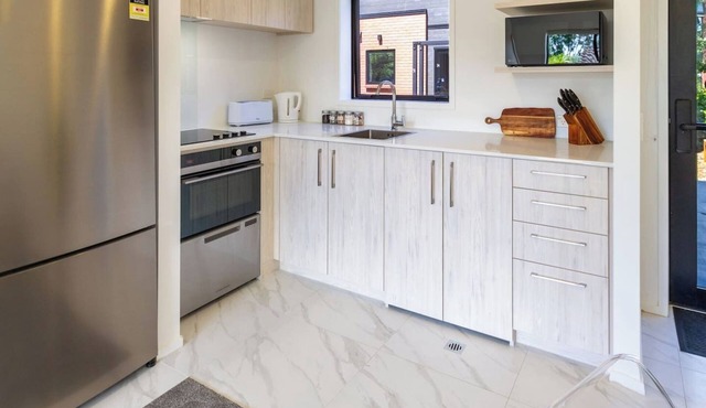 West Auckland Retreat | 2BR Sleeps 4