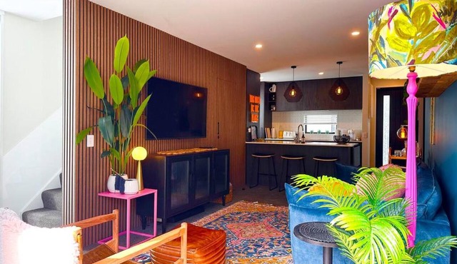 Whistle Stop Townhouse with Courtyard and Free Parking in Christchurch