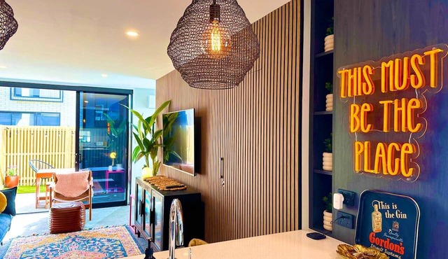Whistle Stop with courtyard and free parking in Christchurch in Christchurch