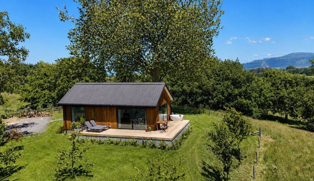 Wildberry Cottage - Modern Country Escape