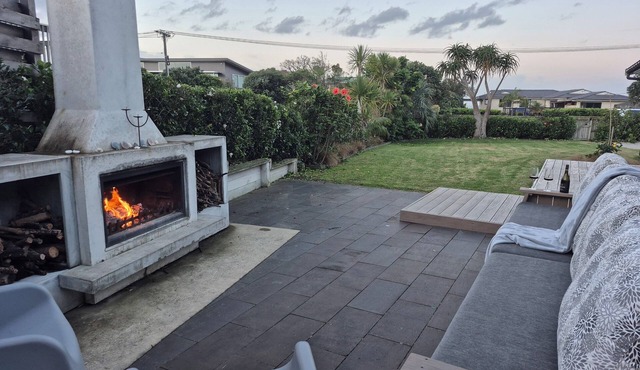 WInter retreat, outdoor open fireplace. Indoor gas fireplace Inc LINEN & WIFI