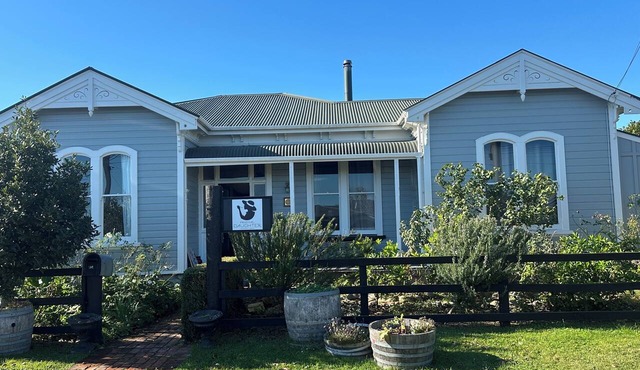 WINTER RETREAT WITH FIREPLACE, SPA POOL AND CHEFS KITCHEN 450M FROM THE SQUARE!