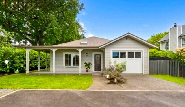 Wood Street Haven Modern and Walking Distance to Town, Pet Friendly
