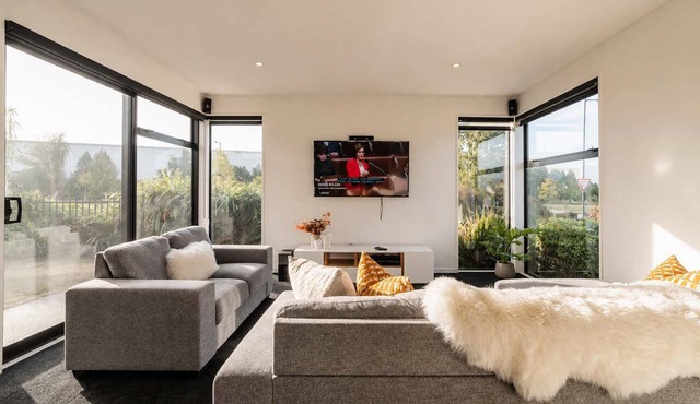 Zenith Escapes | 4BR | Hot Tub + Games + Parking in Christchurch