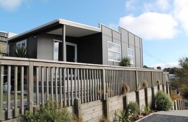 Cosy Raumati South Beach Bach