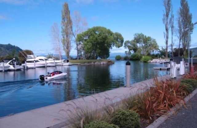 Great family bach in Kinloch