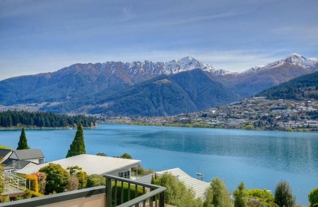 KELVIN HEIGHTS, QUEENSTOWN - lake views, sunny in Kelvin Heights