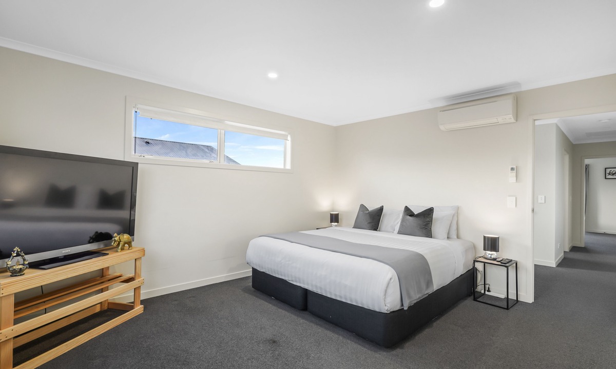 Hobsonville House | Modern 3BR Family House - Yard & Big TV