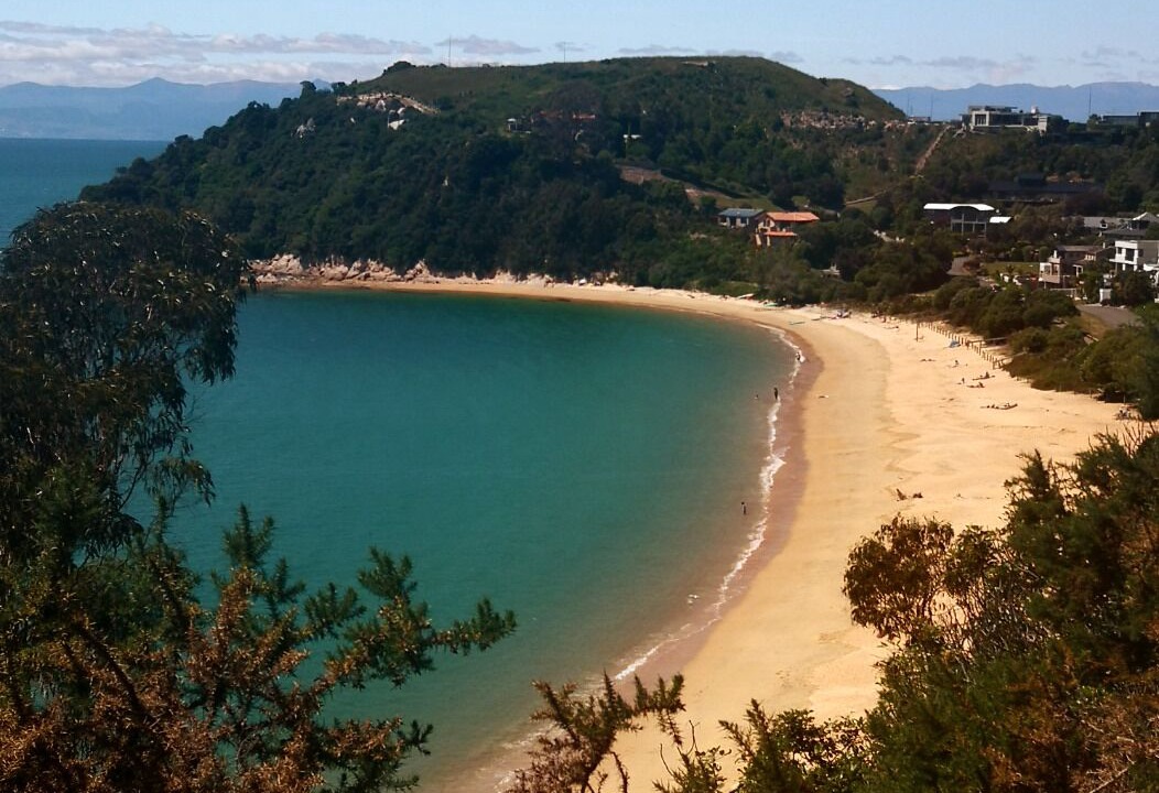 Kaiteriteri House | 2 min walk to beach-views-private-large yard- 2 car garage plus parking for Boat
