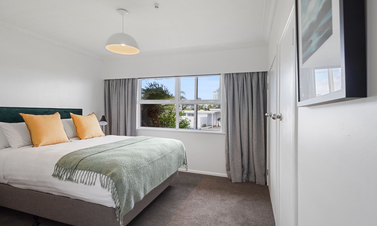 Takapuna House | Renovated Takapuna 2BR Apt - Parking