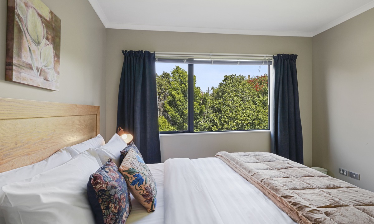 Henderson Apartment | Spacious Family Home -Fully Fenced Yard
