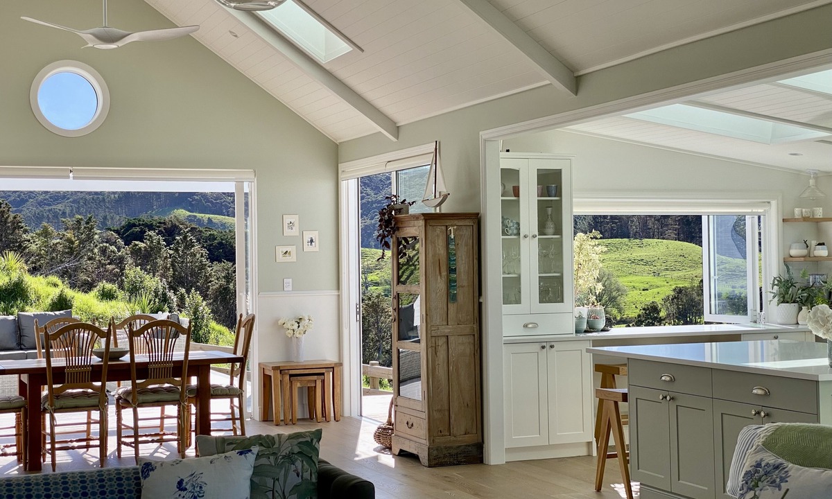 Leigh Villa | Songbird Villa - stunning views, spa and outdoor bath