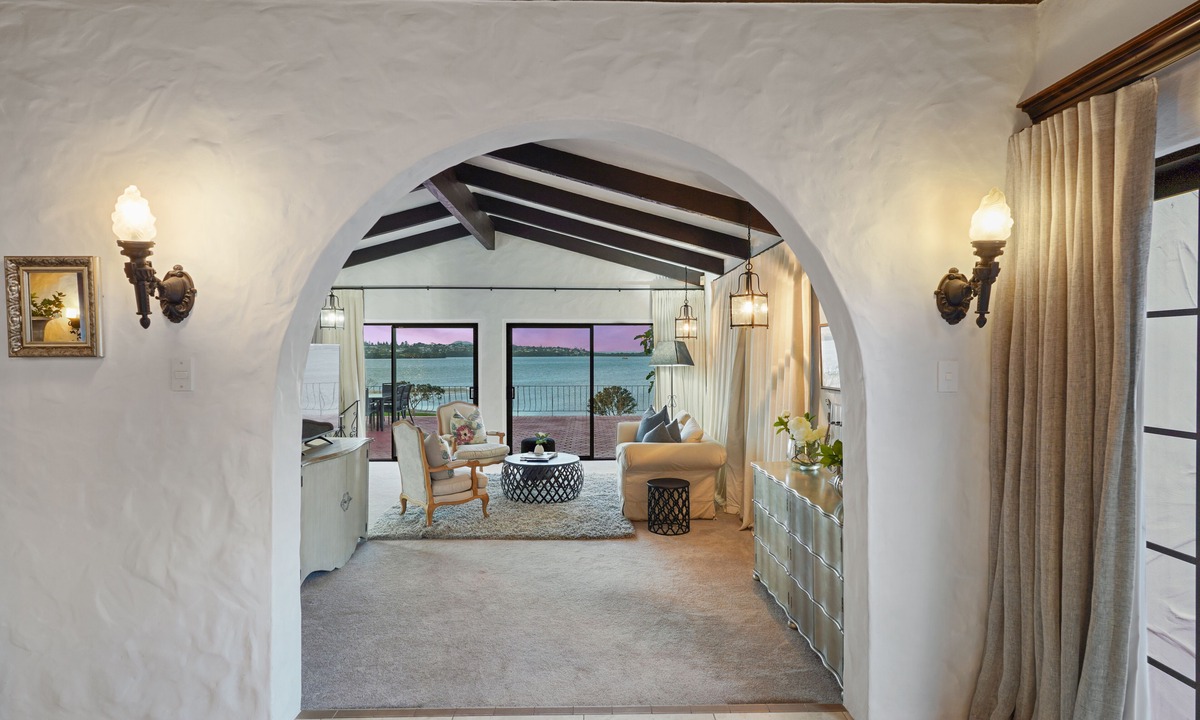 Sunnyhills House | Magnificent Beachfront Mansion - Pool