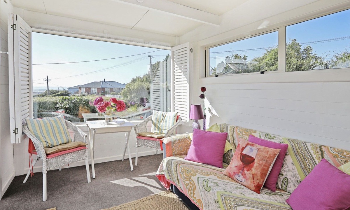 Riverton Cottage | ‘White ivory cottage’ in beautiful Taramea Bay
