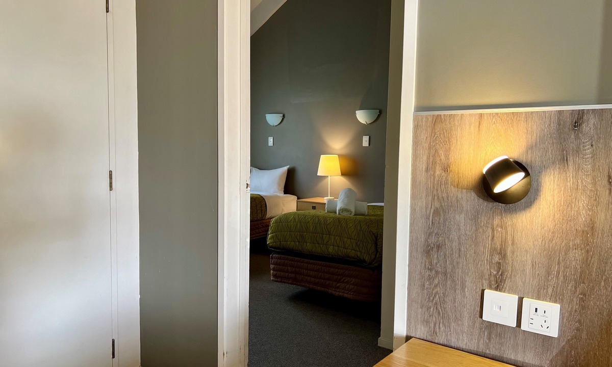 Mangere Hotel | Airport Manor Inn