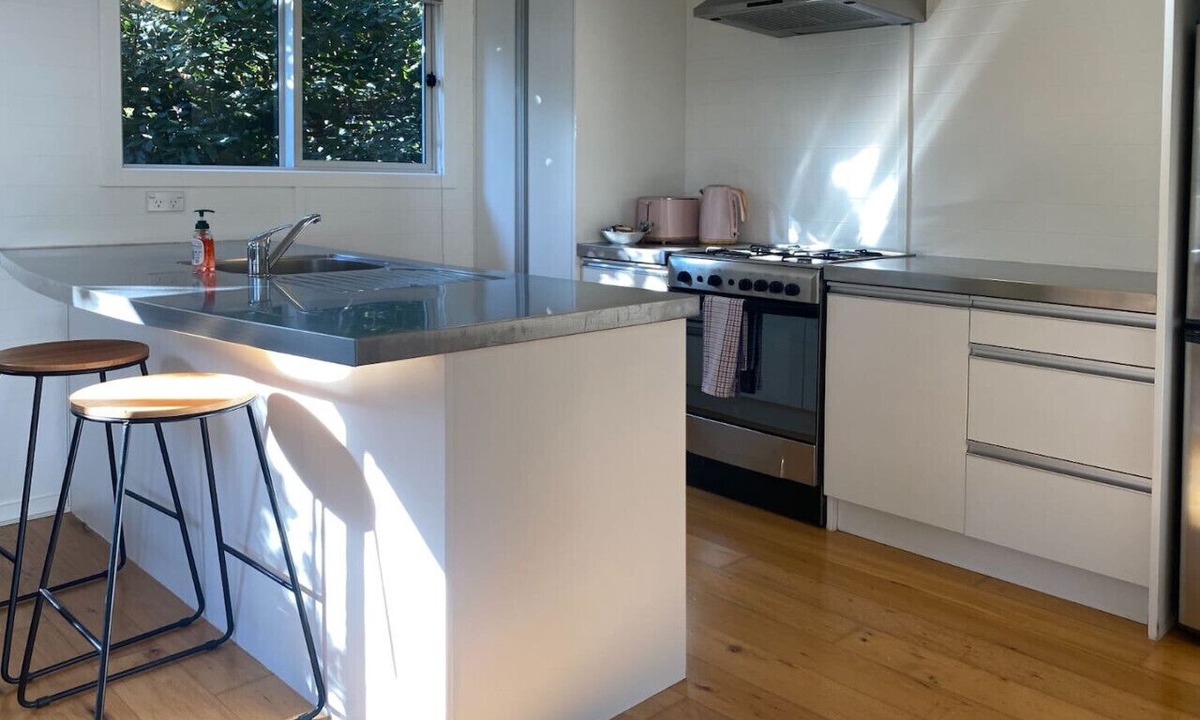 Mount Eden House | Tranquil Nest Escape with deck and garden