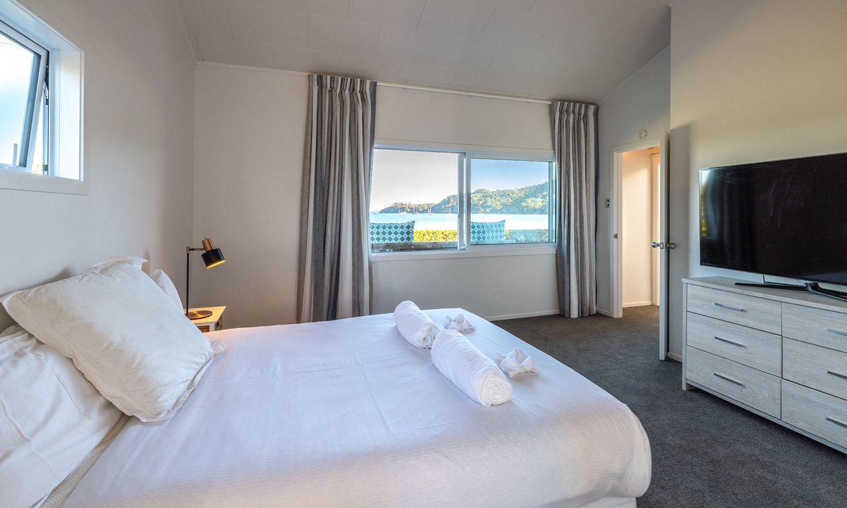 Blackpool Villa | Driftwood Beach House with Spa Pool