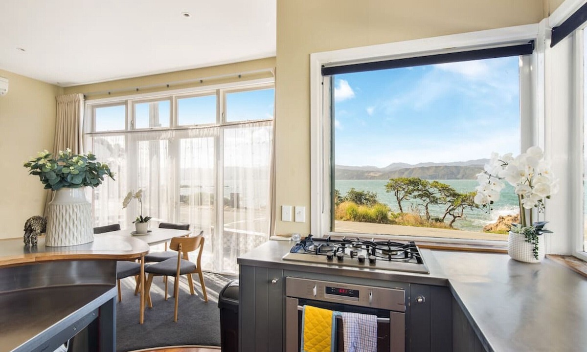 Miramar House | Waterfront 2-bed cottage, Karaka Bays