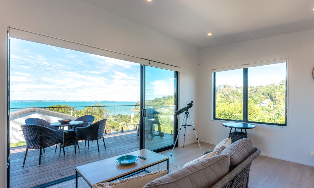 Surfdale Apartment | Luna Cottage - Ocean Views on Waiheke