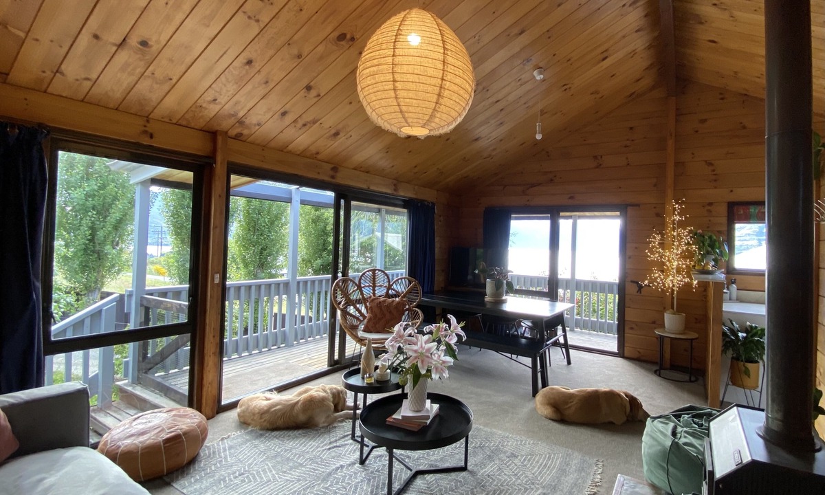 Fernhill House | Kiwi Bach vibes, lake views, close to town