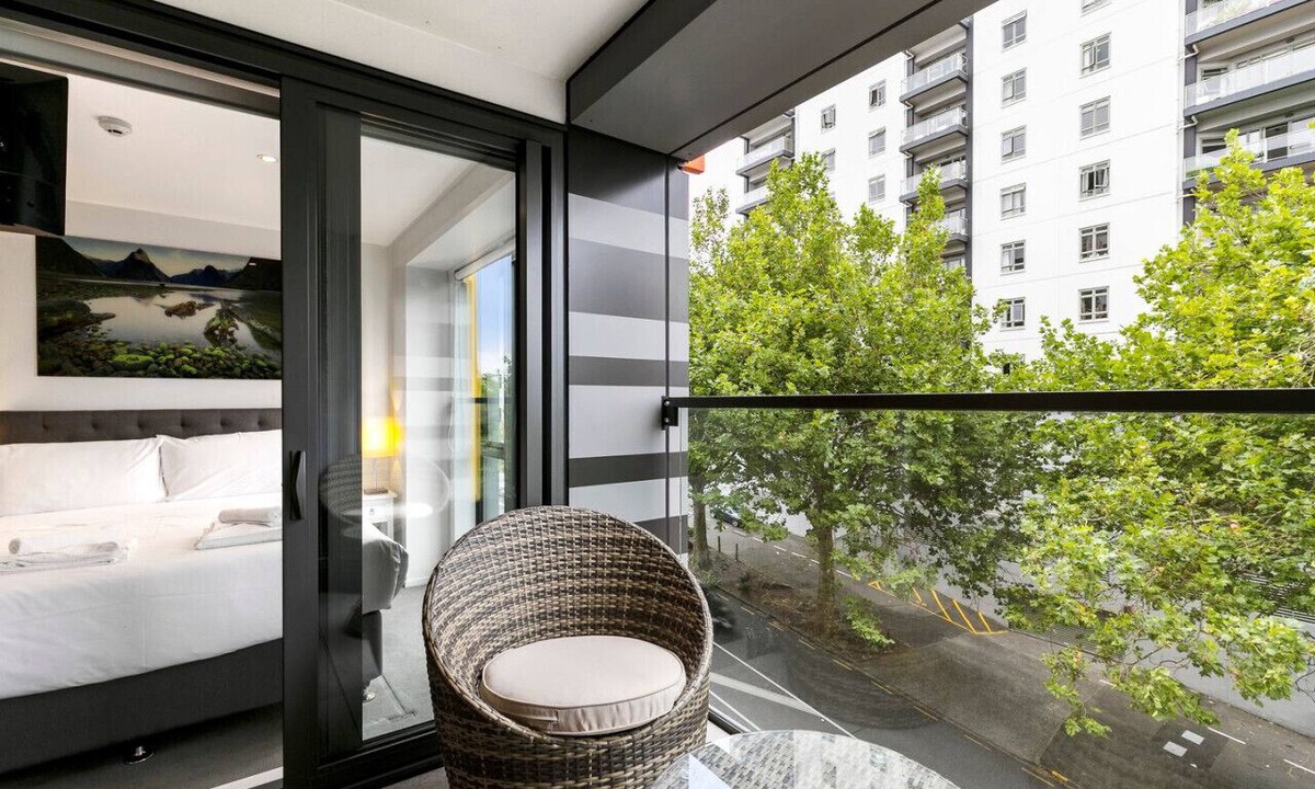 Newton Apartment | Urban City Escape with pool, gym, sauna and spa