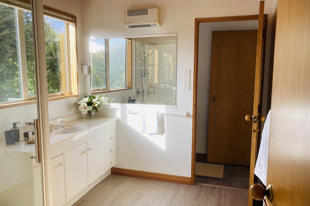 Wanaka House | Kennealy House - an ideal spot to relax, 15 minute walk to town and lake.