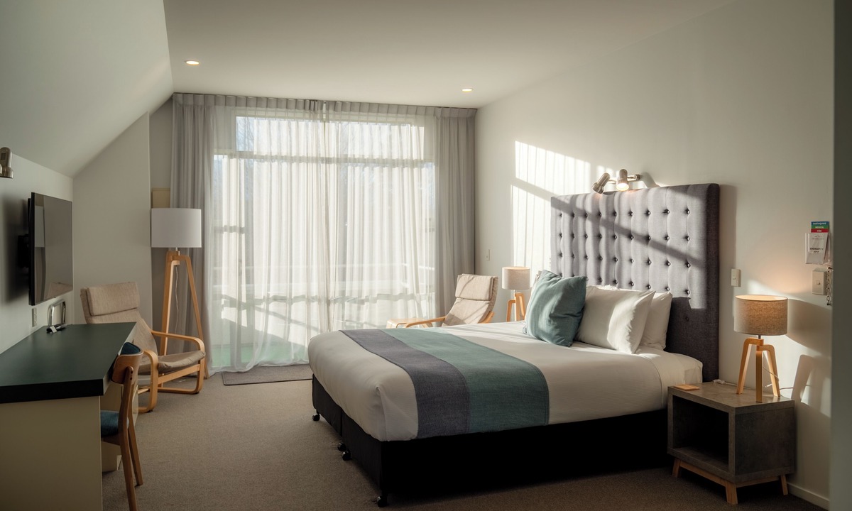 Lowburn Hotel | Colonial Manor Motel