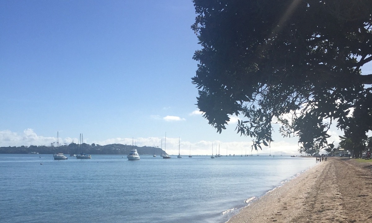 Bucklands Beach House | Peace & tranquility, one min from beach - large spacious living & 2 x Queen Beds