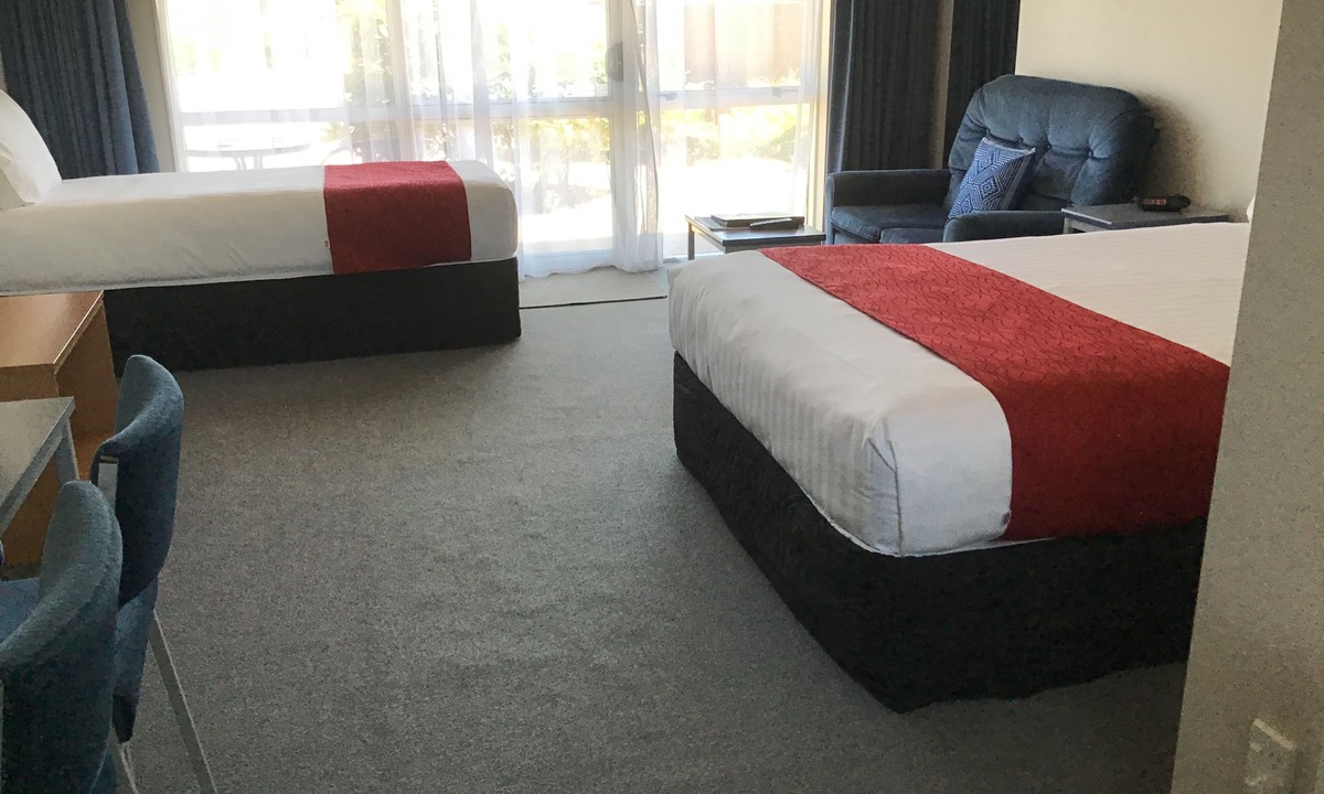 Redwood Hotel | Avon City Motel