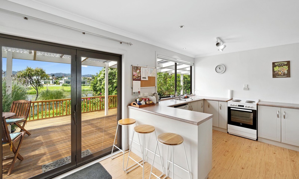 Waikanae Cottage | Lagoon Haven - Waikanae Holiday Home