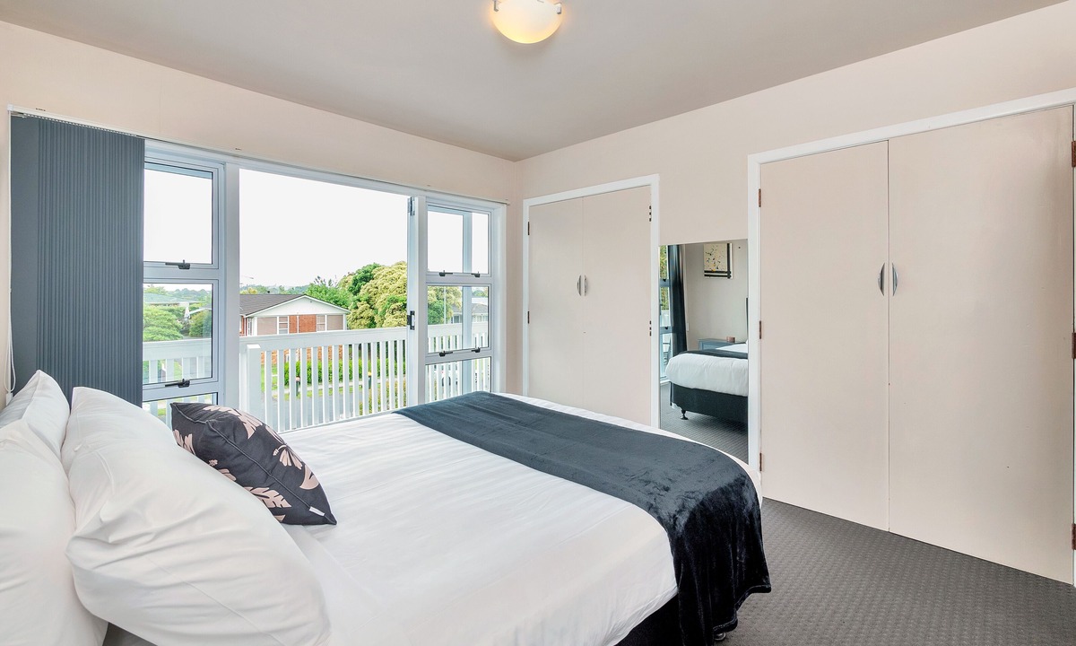Pakuranga Heights House | Sunny Three Bedroom Delight Upper Level