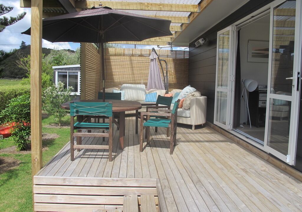 Pataua House | Cosy three-bedroom bach - 20-second walk from the beach - kayaks, mooring