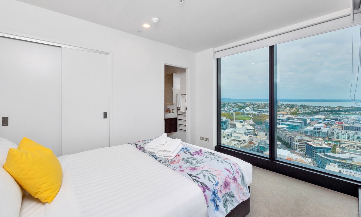 Auckland Central Business District Apartment | Amazing Harbour, Skytower & Rangitoto Views